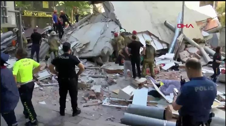 Κατέρρευσε κτίριο στην Κωνσταντινούπολη – Υπάρχουν εγκλωβισμένοι